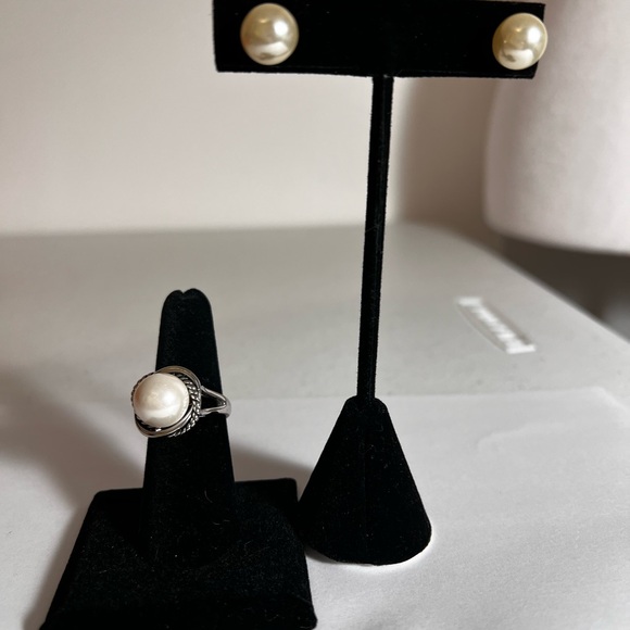 Pearl ring and earring set creamy luster in color not sure of the metal - Picture 5 of 9